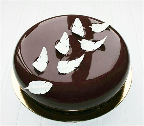 Decorazione di una torta con glassa al cioccolato fondente lucida