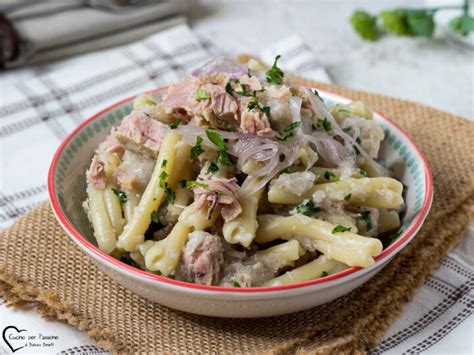 Immagine di un'insalatiera con tonno a cubetti, pomodoro e cipolla affettata