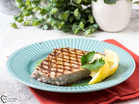 Immagine di un trancio di tonno scottato alla piastra