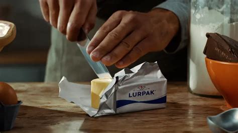 Burro Lurpak in un contenitore con ingredienti per dolci