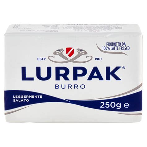 Dettaglio del burro Lurpak leggermente salato con un coltello da burro