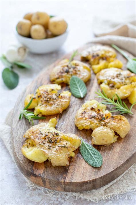 Patate rustiche schiacciate guarnite con erbe fresche