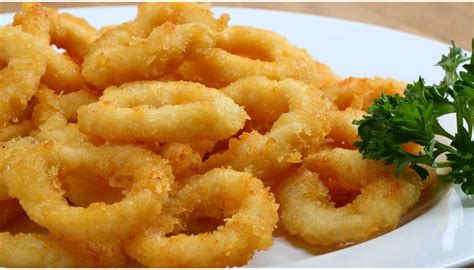 Anelli di calamari fritti dorati e croccanti