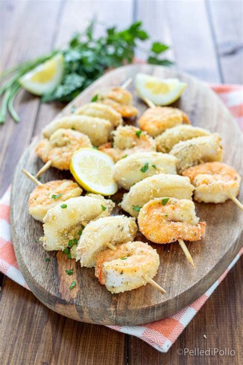 Spiedini di calamari e verdure pronti per la cottura