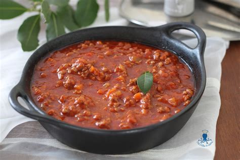 Pentola con ragù di carne che sobbolle