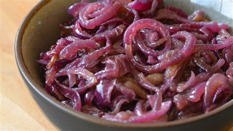 Piatto di coratella con cipolle caramellate
