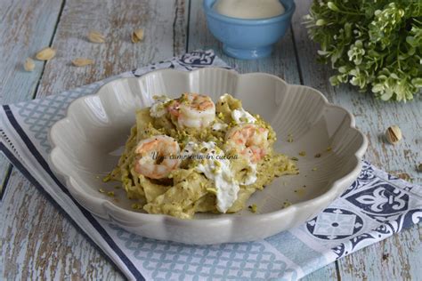 Immagine di una burrata con mazzancolle e pomodorini