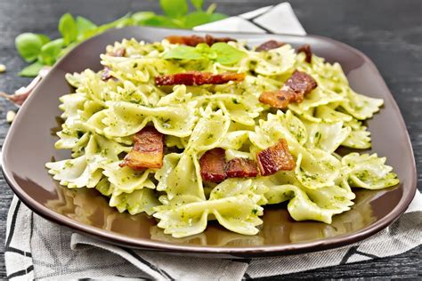 Piatto finito di pasta pesto pancetta e provolone