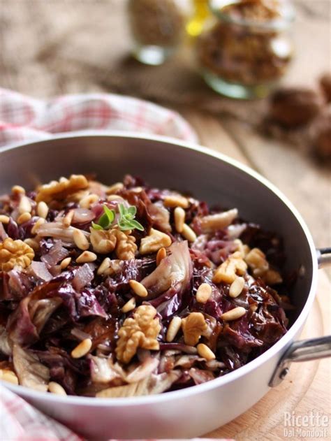Padella con radicchio in cottura