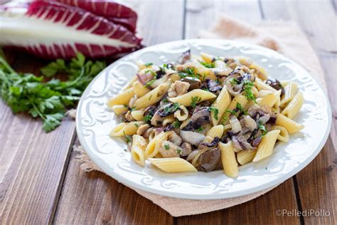Piatto finito di pasta con salmone e radicchio
