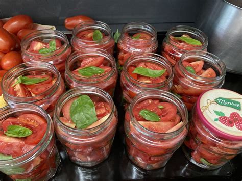 vasetti di pomodori a pezzi in vendita