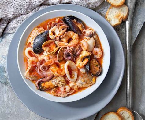 Ingredienti freschi per la zuppa di pesce