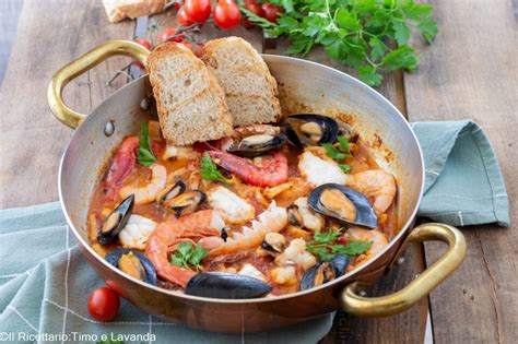 Piatto di zuppa di pesce fumante