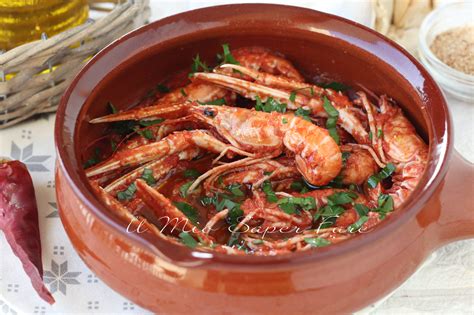 Ingredienti freschi per scampi alla busara