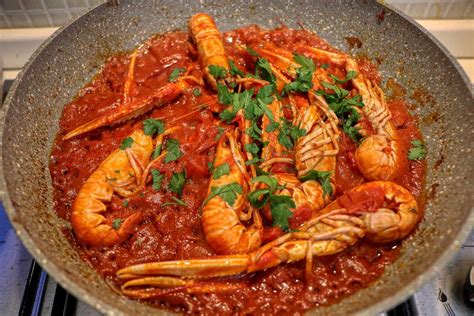 Piatto di scampi alla busara pronto per essere servito