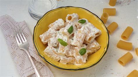 piatto di pasta con mousse