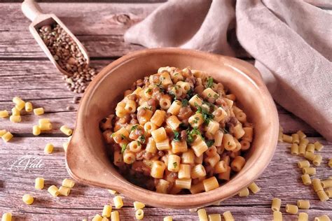 Immagine di un piatto di pasta e lenticchie fumante