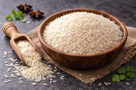 Ciotola di riso basmati crudo sotto un getto d'acqua