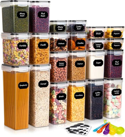 Contenitori ermetici con riso cotto in frigorifero