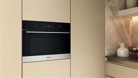 Interno di una cucina moderna con un forno a microonde combinato da incasso