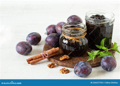 frutta fresca e marmellata in barattolo