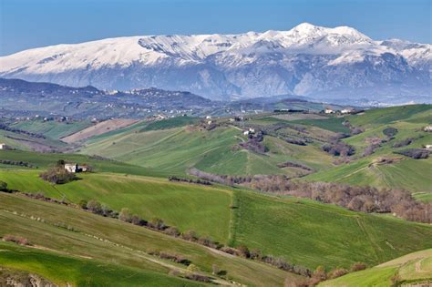 Campagna abruzzese con greggi di pecore