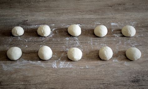 Mani che formano delle palline da un impasto