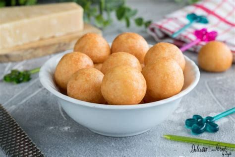Palline di formaggio e uova immerse in un sugo di pomodoro denso