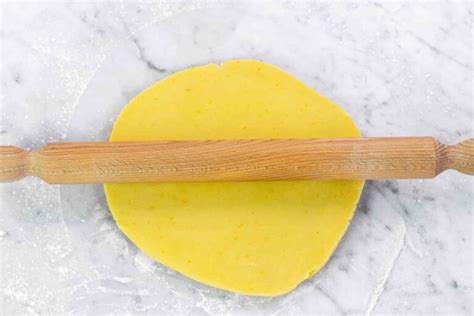 Pasta frolla stesa per foderare uno stampo
