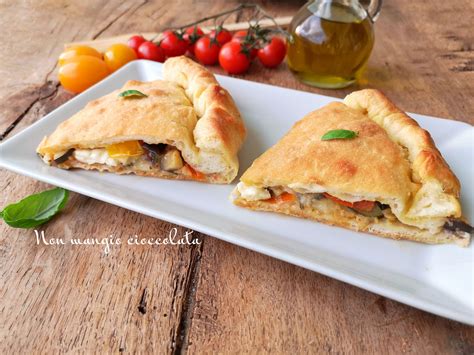 Pizza ripiena con verdure colorate