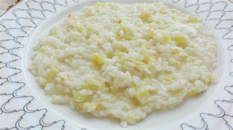 Immagine di un risotto alla verza fumante e cremoso in un piatto