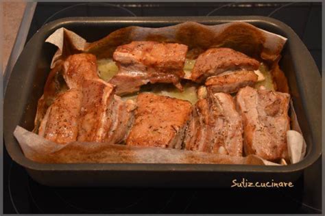 Costine di vitello al forno in una pirofila con erbe aromatiche