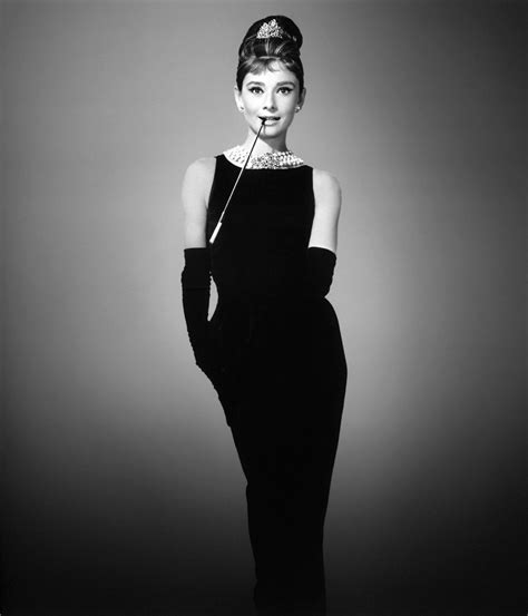 Audrey Hepburn in Colazione da Tiffany con il tubino nero
