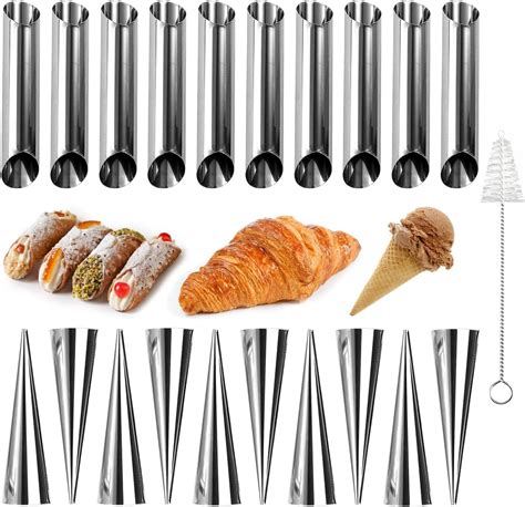 Diverse forme di stampi per cannoli in metallo