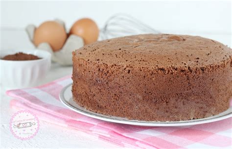 Pan di Spagna al cacao pronto per essere farcito