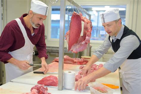 Macellaio che macina carne