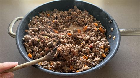 Padella con carne macinata che rosola