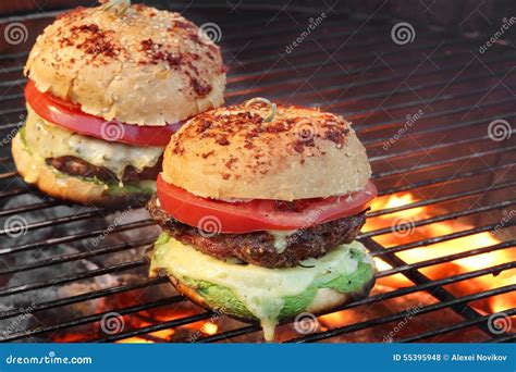 Hamburger succulento sulla griglia