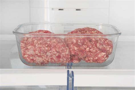 Carne macinata in un sacchetto per congelatore