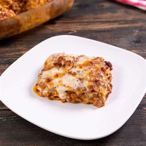 Una pirofila di lasagne al forno fumanti