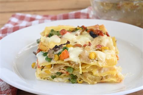 Primo piano di lasagne vegetariane al cavolfiore con crosticina dorata