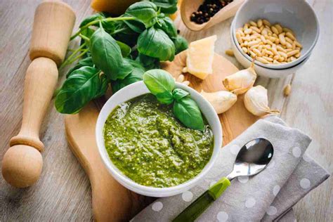 Ingredienti freschi per il pesto alla genovese