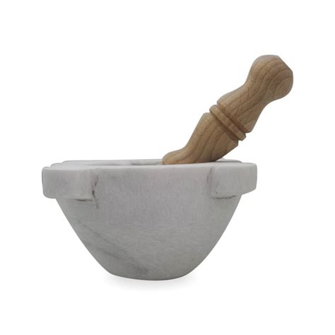 Mortaio di marmo con pestello per la preparazione del pesto
