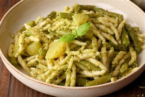 Piatto di trofie al pesto con patate e fagiolini