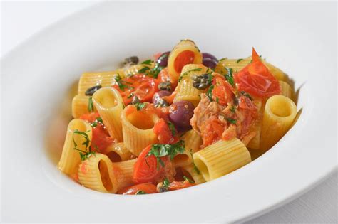 mezze maniche con tonno e olive