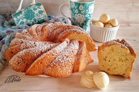 Una ciambella al cioccolato bianco soffice e decorata con glassa