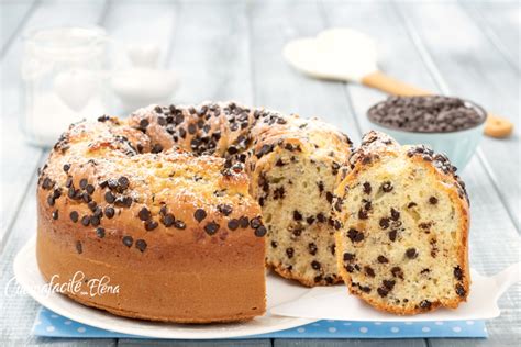 Una fetta di ciambella al cioccolato bianco con gocce di cioccolato visibili
