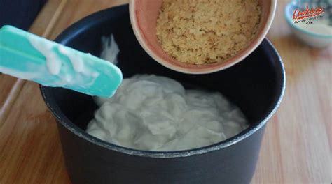 pentolino con ingredienti per formaggio vegano