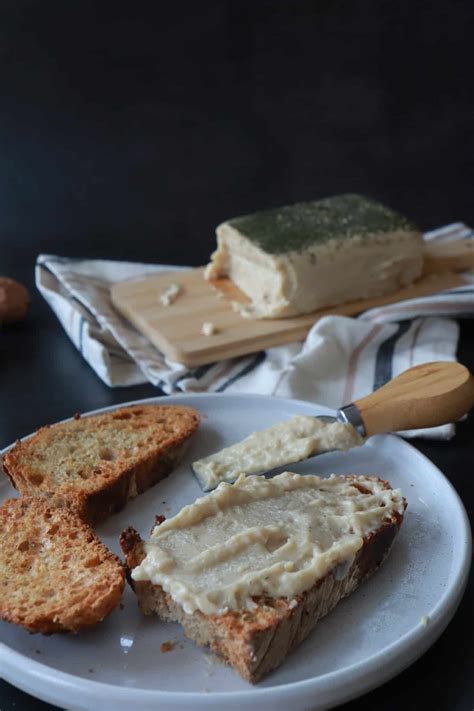 ciotola con formaggio spalmabile vegano e erbe aromatiche