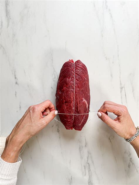 Legare un arrosto di carne con spago da cucina